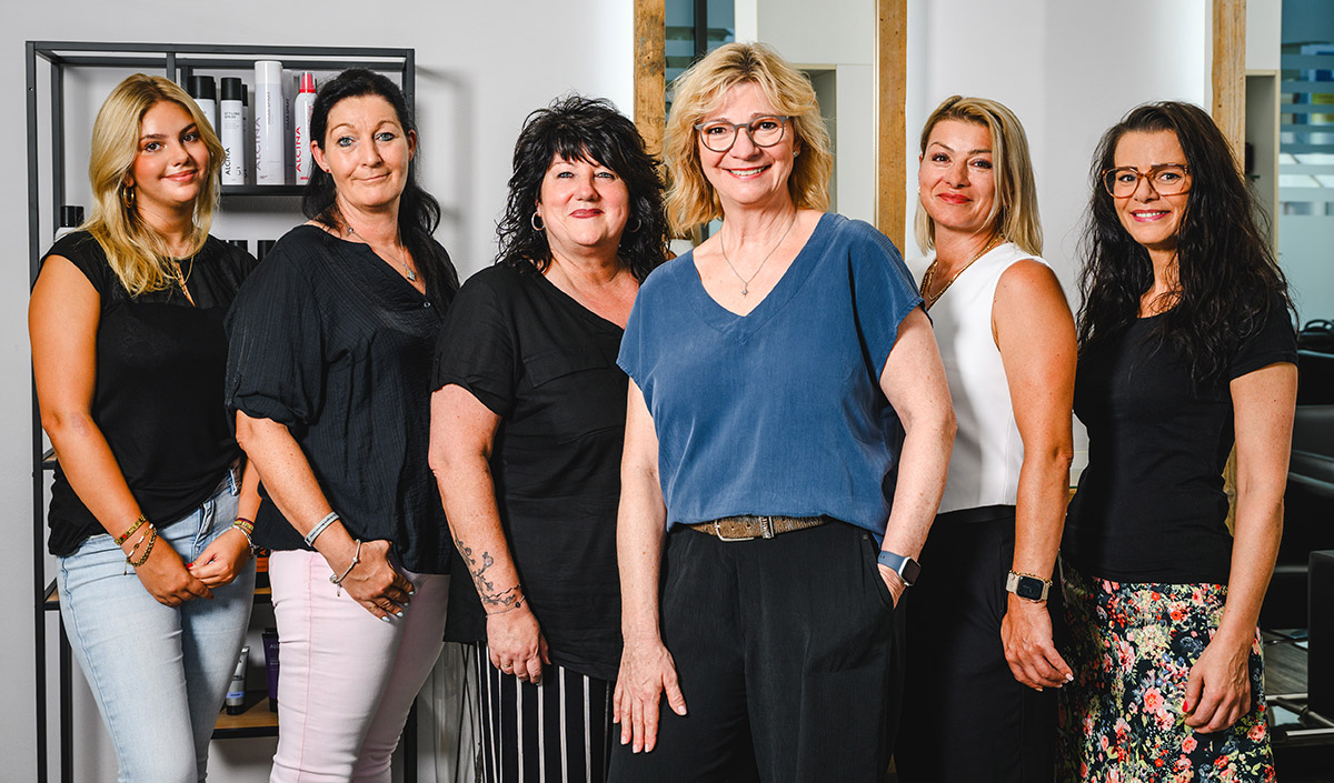 Gruppenfoto des Teams vom Salon Haarscharf.